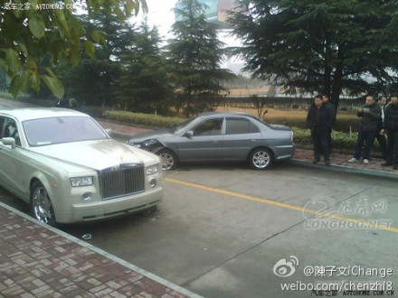 天价车祸 江苏一辆无牌劳斯莱斯被撞坏 高清图片